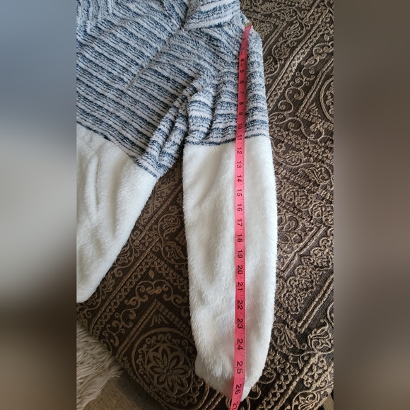 NWOT Blue and White Striped Sweater Size Small - Picture 5 of 5